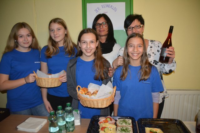 Das Team der NMS Rechnitz sorgte fürs leibliche Wohl mit Getränken und Brötchen.
