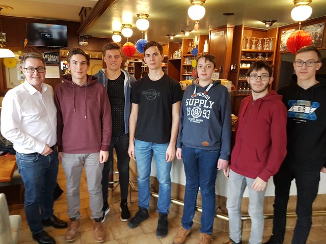 Bgm. Markus Ulram mit Siomon Ziniel, Jonas Grösz, Florian Thury, Lukas Schneider, Fabian Schubert und Michael Größ