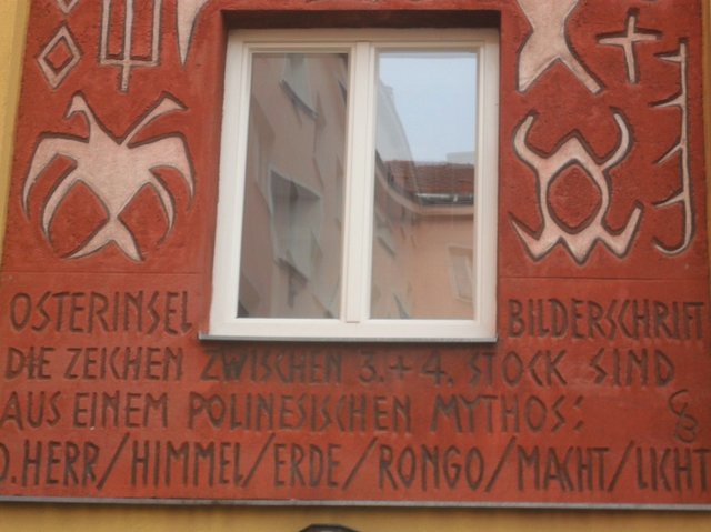 gestaltet vom Wiener Maler und Schriftsteller Karl Bednarik ( 1915-2001). Rongorongo nennt man die einzigartige Schrift der Osterinsel. In Ozeanien hat sich nur auf dieser abgelegenen Insel ein Schriftsystem entwickelt. Es steht völlig isoliert und ist mit keiner Schriftart der Erde vergleichbar. Bis heute ist sie nicht entziffert, obwohl es einige Ansätze zur Deutung gibt. Näheres, sehr Interessantes ist unter https://de.wikipedia.org/wiki/Rongorongo   nachzulesen.  