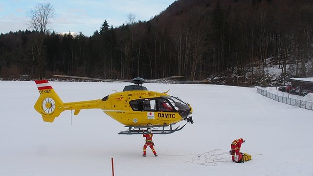 Das Rettungsflugseil wird am Hubschrauber eingehängt