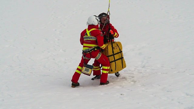 Das Equipment und die Gurten der Notärzte sind am Haken befestigt 