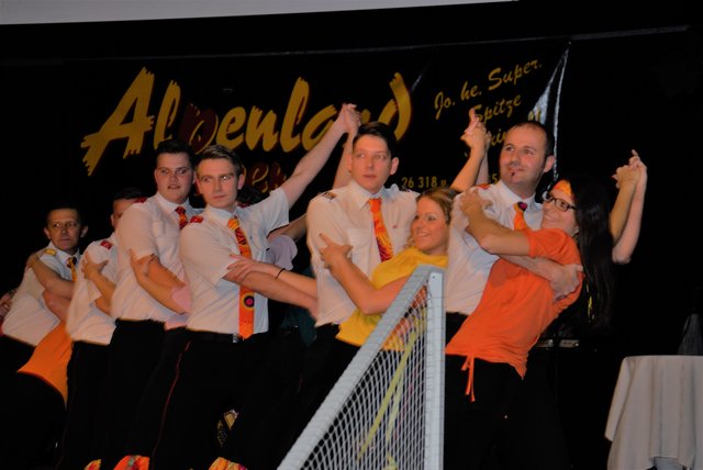 Mit einer Polonaise wurde die Ballnacht von den Feuerwehrkameraden mit ihren Partnerinnen in der Hügellandhalle eröffnet.

