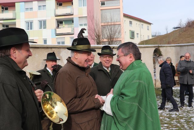 Nach dem Gottesdienst überraschten Gratkorns Jagdhornbläser den Jubilar im Pfarrhof mit einer Fanfare. | Foto: Edith Ertl