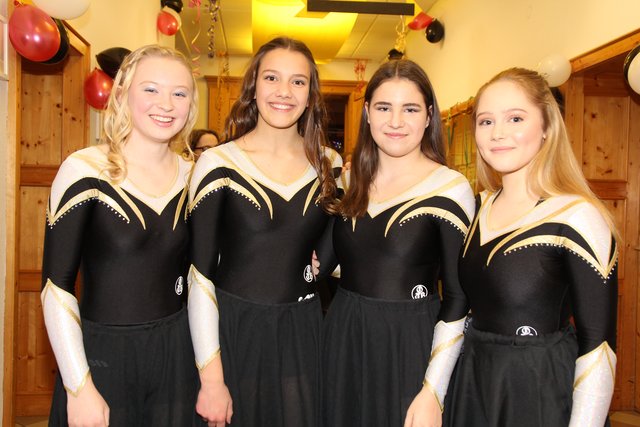 Tanzten die Polonnaise am Turnerball: Alina Müller, Louisa Blumenthal, Sara Güldner und Sina Jank