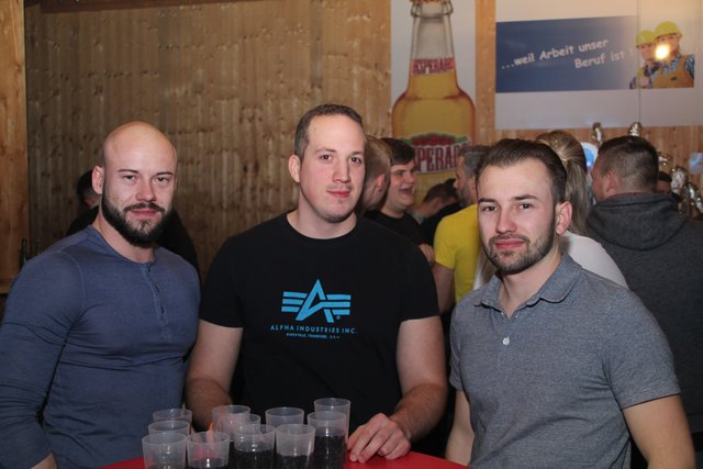 Jeder Menge Getränke nahmen sich Thomas, Markus und Hans bei der Apres Ski Party an.