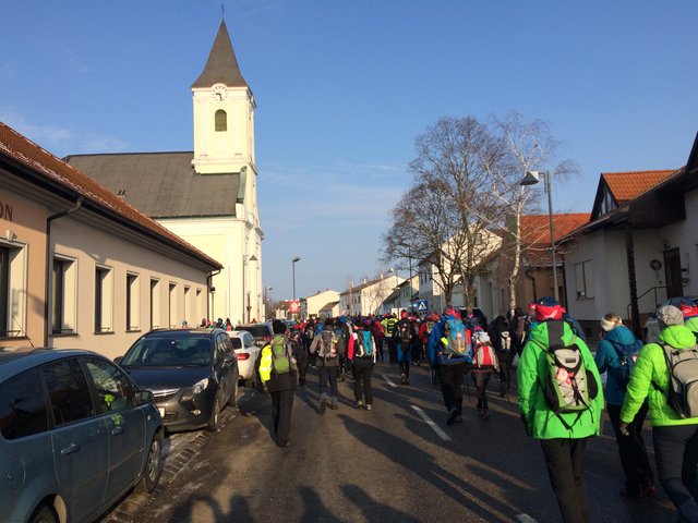 kath. Kirche Apetlon - Menschenmassen beim START | Foto: Werner Achs