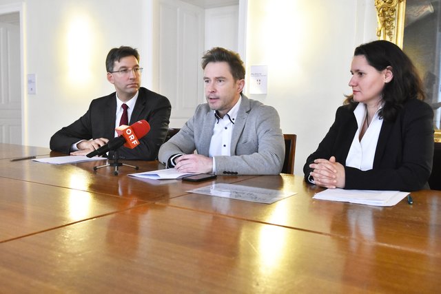 Die Bezirkschefs Figl (l) und Mickel-Göttfert stützt sich auf Rechtsexperte Piska. | Foto: Max Spitzauer