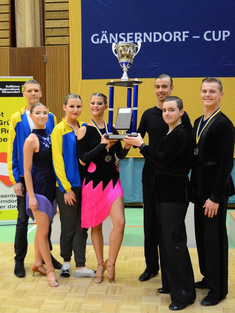 Das Team des UTSS Titan Deutsch-Wagram nimmt glücklich den Gänserndorf-Cup entgegen. Das Team freut sich sehr über diese Auszeichnung. | Foto: Thomas Woisetschläger