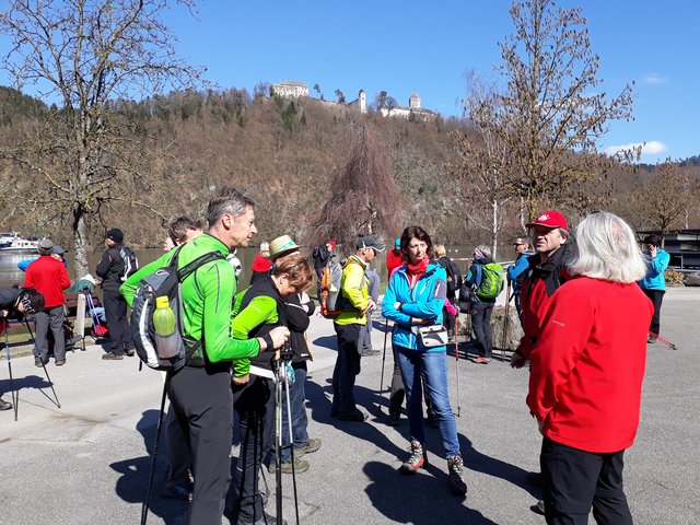 Kurze Rast bei der Tour Around Hartkirchen - gewandert wird gemeinsam - Einstiegsmöglichkeiten zum erwandern einzelner Teilabschnitte sind Gasthaus Brandtner und Familie Augdoppler.