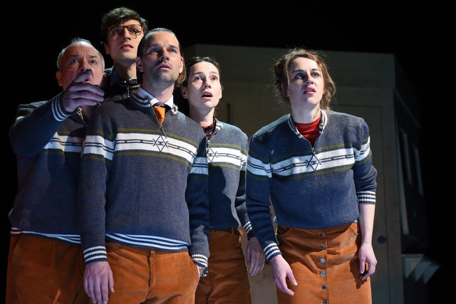 "Quasi Jedermann" – eine musikalische Hommage an Helmut Qualtinger – mit Michael Scherff, Tobias Artner, Tim Breyvogel , Hanna Binder und Josephine Bloéb am Landestheater NÖ.