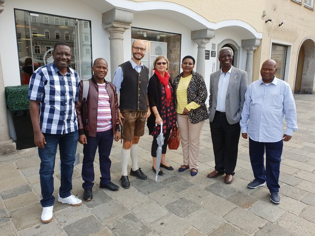 Stadtführung der Delegation aus Dodoma mit Vizebürgermeister Detlef Wimmer. | Foto: Stadt Linz