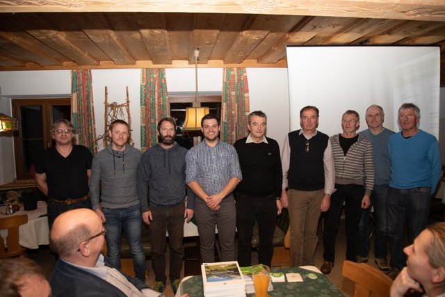 v.l.n.r.: Andreas Scheibelauer (Wegereferent), Manfred Reiter (Finanzreferent), Andreas Zauner (Kletterhallenreferent), Martin Leibetseder (Obmann), Martin Müllner (Obmann Alpenverein TK Linz), Gerhard Fugger (Ex-Obmann), Franz Hamberger (Schriftführer), Max Rumplmayr (Obmann Stv.), Herbert Haudum (Alpinreferent) | Foto: Simon Leibetseder