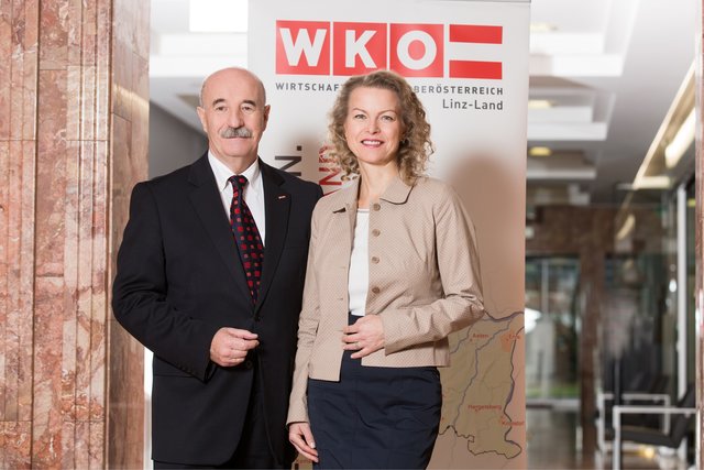 Manfred Benischko, Obmann der WKO Linz-Land, und Bezirksstellenleiterin Andrea Danda-Bäck.
| Foto: Starmayr