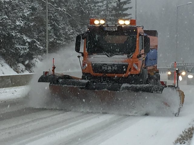 Schneefahrbahn und eisglatte Straßen. Die Asfinag-Räummannschaft ist im Dauereinsatz. Aber auch alle zuständigen Gemeindebediensteten und Helfer. | Foto: Asfinag