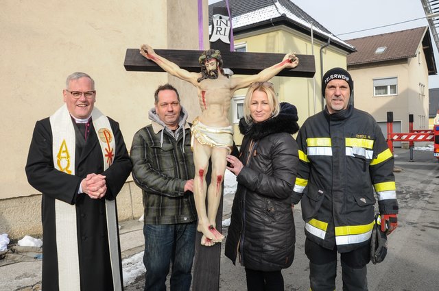 Ordinariatskanzler Jakob Ibounig, Restauratorehepaar Bernhard und Nicole Ottitsch sowie Feuerwehrkommandant Hans Esterle jun. (v.l.) | Foto: Arbeiter