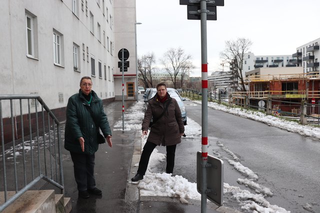 Die Bezirksrätinnen Sonja und Cornelia Bauernhofer zeigen wie schmal der Schulweg an manchen Stellen ist.