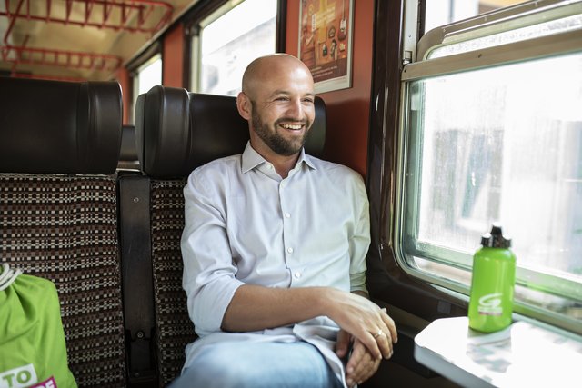Der Grüne-Verkehrssprecher-Landtagsabgeordneter Severin Mayr unterwegs mit der Mühlkreisbahn. | Foto: Grüne OÖ 