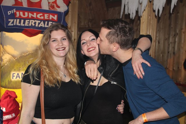&lt;f&gt;Ein Bussi&lt;/f&gt; gabs für Elaine Römer mit Freundin Celine.