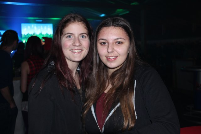 &lt;f&gt;Stimmung&lt;/f&gt; auch bei Jasmin Baumann und Lena Liebhaber.