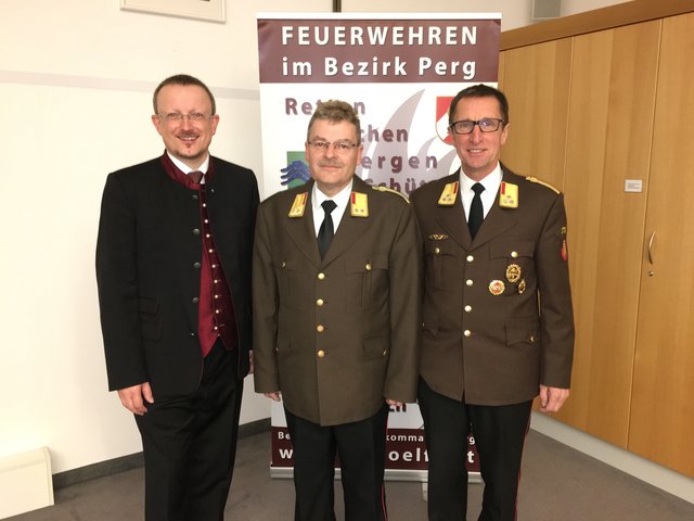 Bezirkshauptmann Werner Kreisl, Stephan Prinz und Bezirksfeuerwehrchef Josef Lindner | Foto: BFK Perg