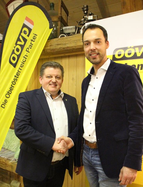 Bezirksparteiobmann Klaus Lindinger gratuliert Bürgermeister Thomas Steinerberger zur Wiederwahl.