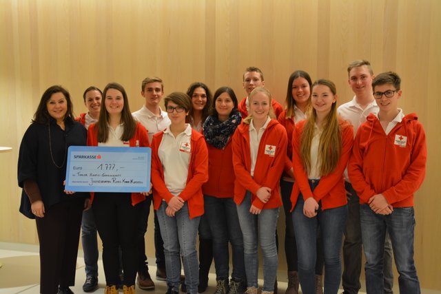 Dr. Elisabeth Zanon, Vorsitzende der Tiroler Hospizgemeinschaft, freute sich über das Engagement der Rotkreuz-Jugendgruppen im Bezirk Kufstein und die beim Schulbücher Einbinden gesammelten Spenden von 1.777 Euro. | Foto: Rotes Kreuz Kufstein