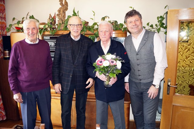 Die Jubilare Hellmuth Drewes und Franz Jamnig (Mitte) mit Anton Marx, der von 1971 bis 1998 Leiter der DFinanzverwaltung war (l.), und Bgm. Gerhard Pirih | Foto: eggspress