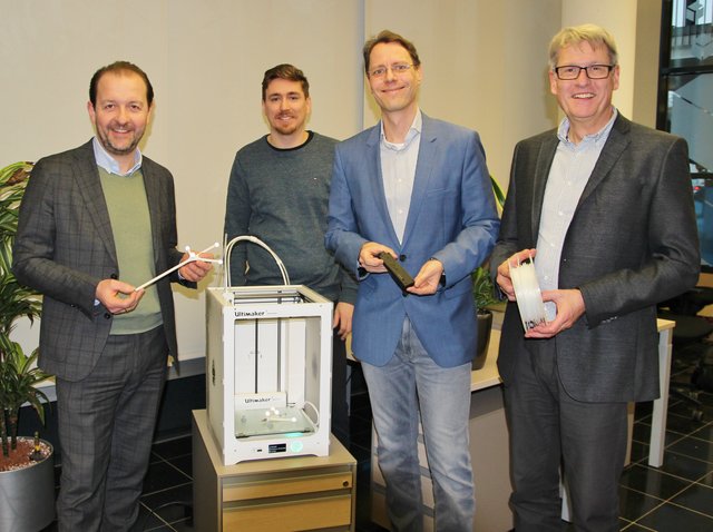 Der 3D-Drucker als Kreativ-Turbo: (v. l.) Vize-Bürgermeister Bernhard Baier mit den Techcenter-Unternehmern Stefan Schaffelhofer, Thomas Rittenschober und Klaus Schröder.

 | Foto: Techcenter