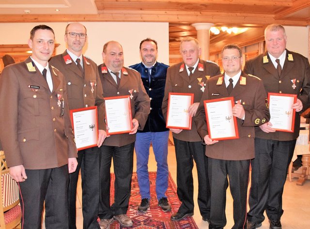 Ehrungen des Bezirksverbandes: Andreas Schroll, Thomas Foidl, Manfred Foidl, Bgm. Walter Astner, Klaus Kirchner, Kdt. Hannes Harasser, Fred Haßlwanter (v. li.). | Foto: Roswitha Wörgötter
