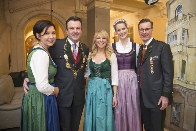 Oberlandlerball 2018: Die Ehepaare Kohlroser (l.) und Weikhard mit Rosanna Rocci (Mitte) | Foto: Foto Fischer