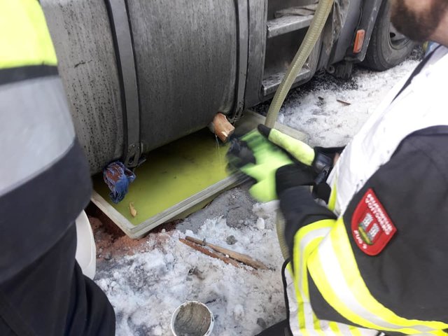 Der Lkw riss sich an der Bordsteinkante im Tunnel den Tank auf. | Foto: Gehr