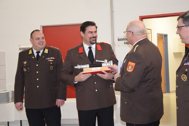 Bgm. Steinbichler wurde von der FF-Purkersdorf aufgenommen - als Geschenk gab es ein Feuerwehr-Strahlrohr. | Foto: FF-Purkersdorf