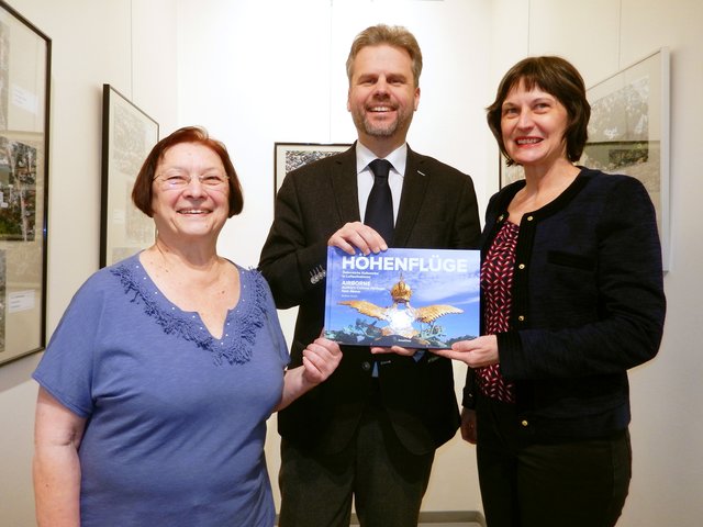 Doris Weis vom Bezirksmuseum, Peter Weichselbaum von der Flugpolizei und Künstlerin Stefanie Grüssl (v. l. n. r.). | Foto: Klaus Prokop