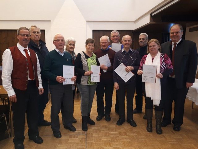 Obmann Johannes Lanner, Adolf Seisl, Franz Pockerschnig, Hermine Fuchs, Erika Mader, August Kopp, Helmut Kapfinger, Georg Kwasnitzka, Obmann-Stellv. Karl Heinz Stefan, Heidi Pockerschnig und Bürgermeister Herbert Rieder (v.l.).