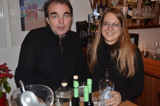 Vater-Tochter-Unternehmen: Aco Nijemcevic (l.) und  seine jüngste Tochter Stephanie Felser (r.) präsentierten bei der Verkostung... | Foto: Gregory Weeks