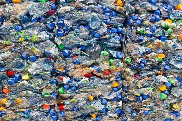 Um die wachsenden Berge von Plastikflaschen einzudämmen, schlägt LR Anschober ein System für Mehrweg-Pfandflaschen vor. | Foto: Alterfalter/Fotolia