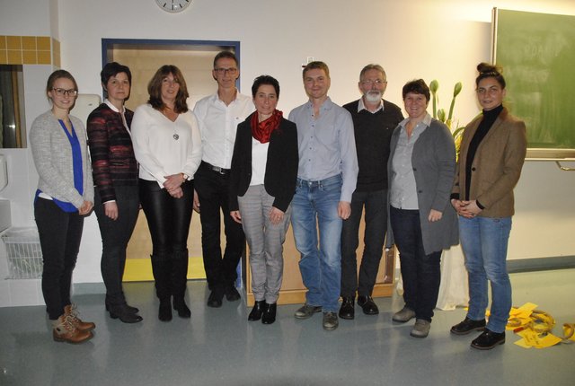 Das Team um die neue Ausbildung: Anna Kerer, Karin Weißbacher, Cornelia Margreiter, Otto Astl, Anna Obwalder, Bgm. Hannes Eder, Richard Lanner, Barbara Kleissl und Sylvia Jöbstl (v.l.).   | Foto: Eberharter