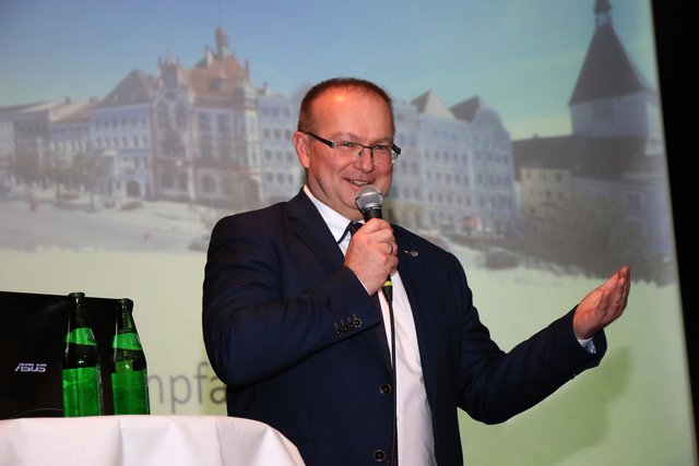 Gastgeber und Veranstalter Johannes Waidbacher gab einen Rückblick für 2018 sowie eine Vorausschau für 2019.  | Foto: Walter Geiring