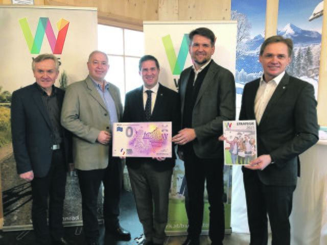 Bürgermeister von Sattledt Gerhard Huber, Helmut Platzer, Bürgermeister von Wels Andreas Rabl, Stadtrat Peter Lehner und der Geschäftsführer des Tourismusverbandes Peter Jungreithmair präsentieren die neue Strategie.