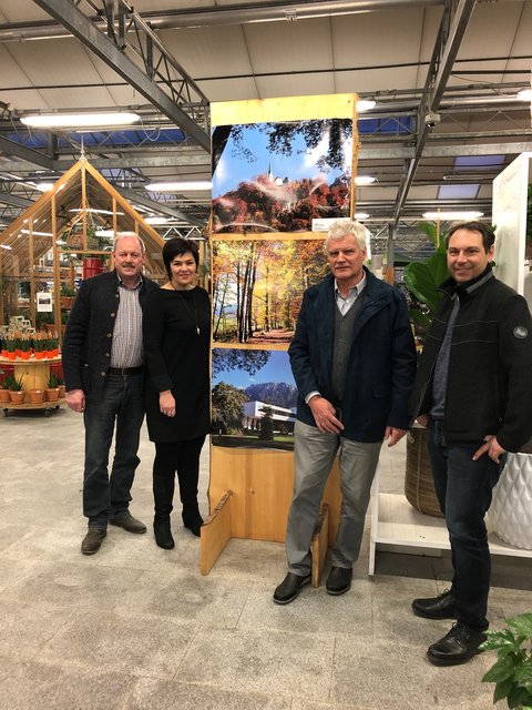 Bgm. Josef Ritzer, Kulturreferentin Beate Astner-Prem, Fotograf Anton Geisler und Robert Mader (Blumenwelt). | Foto: Gemeinde Ebbs