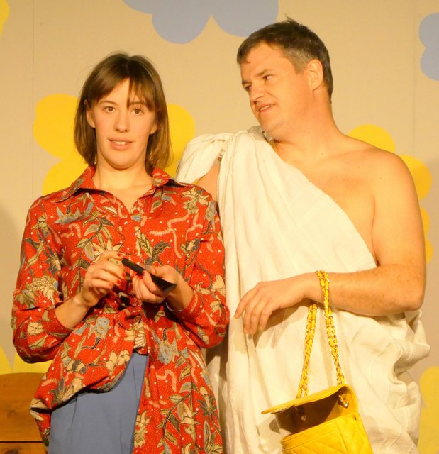 Zu große Hausschlapfen, unzählige Blumen und eine ominöse Adresse - Nach und nach misstraut sogar der gutgläubige Greg seiner Freundin Ginny. | Foto: Florian Haun