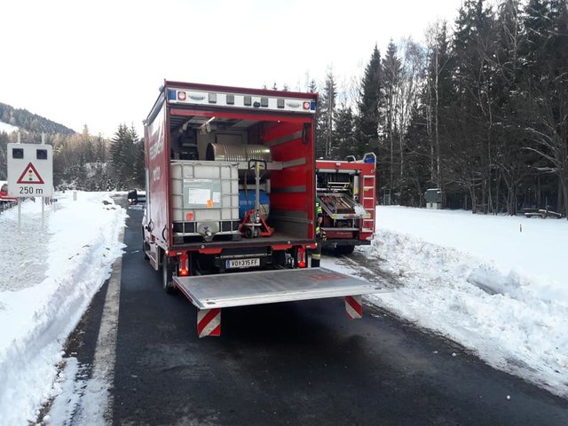 Auf dem Parkplatz muss der Diesel gebunden und der kontaminierte Schnee abgetragen werden. | Foto: Gehr