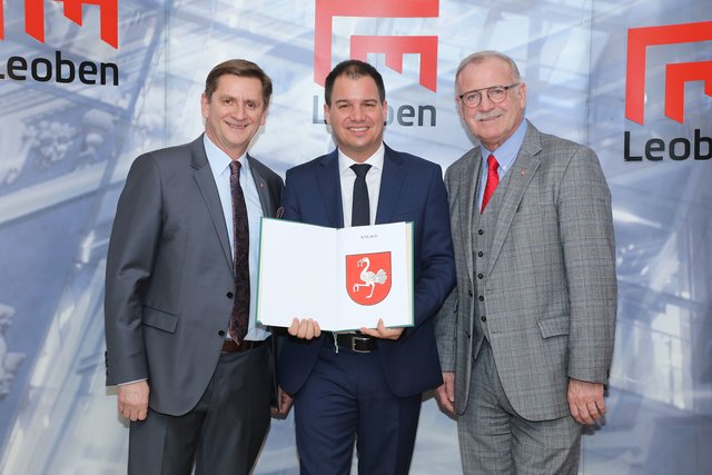 Verleihung des Leobener Stadtwappens: Bürgermeister Kurt Wallner, Landeshauptmann-Stellvertreter Michael Schickhofer und Vizebürgermeister Maximilan Jäger.