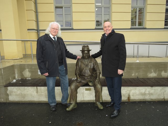 Bgm. Georg Rosner heißt "Koarl" - eine Skulptur von Künstler Josef Lehner - offiziell in Oberwart willkommen. | Foto: Stadtgemeinde Oberwart