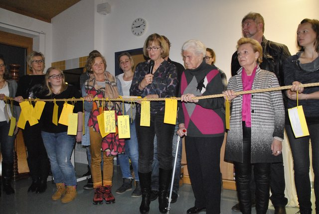 Gemeindebürger geben ihre Wünsche und inspirierenden Worte, in Form von kleinen Zetteln auf einem „Strang an dem alle gemeinsam ziehen“, weiter.  | Foto: Eberharter