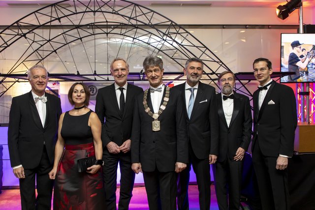 Am Traditionsball: Gerald Fuxjäger, Stefania Rossi, Günter Riegler, Harald Kainz, Hartwig Holweg, Ferdinand Hofer, Martin Payer ( v. l.) | Foto: Lunghammer