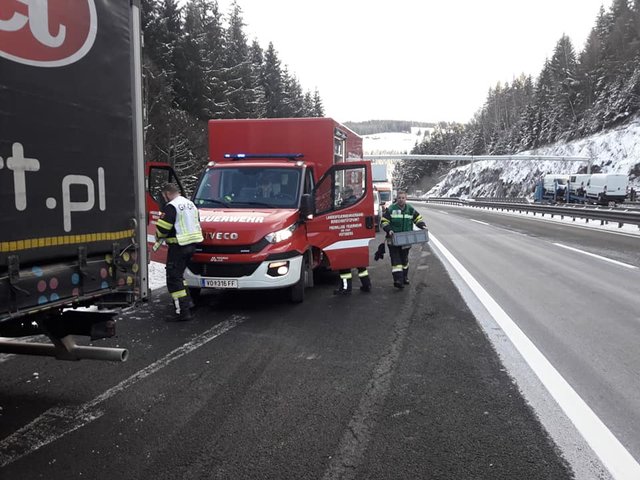 Aus dem Lkw flossen rund 500 Liter Diesel aus dem Tank. | Foto: Gehr