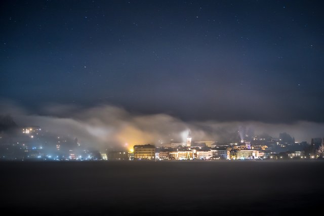 Der nächtliche Blick auf Gmunden zeigt den hohen Grad der Lichtverschmutzung – vor allem in den Zentren. | Foto: Thomas Kurat