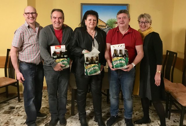Dorfwirteschnapsen im Freiensteinerhof: Hausherr Gerold Kohlhuber, Charly Holzfeind (3.), Maria Gessl (2.), Michael Tieber (1.), Hannelore Wölfler, Obfrau der Steirischen Dorfwirte.  | Foto: KK