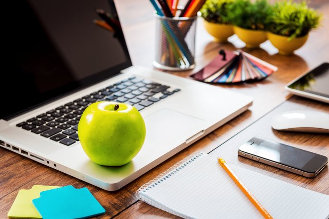 Für gesunde Ernährung sollte auch an einem stressigen Arbeitstag genug Zeit bleiben. | Foto: g-stockstudio / Shutterstock.com